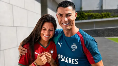 A Fan Meets Cristiano Ronaldo and Shares an Emotional Moment