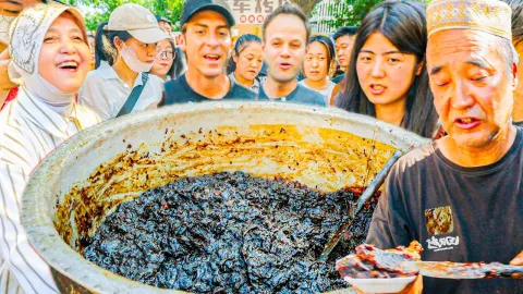 Exploring Muslim Chinese Street Food in Xi'an with Trevor James