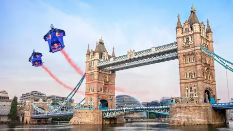 Pilot Flies Through Tower Bridge in London for the First Time