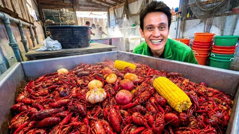 Inside a New Orleans Crawfish Boil at the City's Top Seafood Market