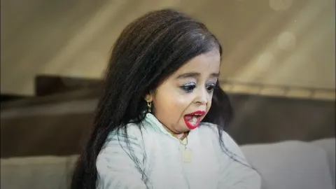 Magician Surprises the World's Shortest Woman with Incredible Tricks
