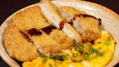 How to Make Crispy Open-Faced Katsudon with a Crunchy Pork Cutlet at Home