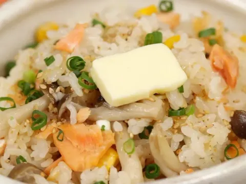 Easy Salmon and Mushroom Takikomi Gohan Made in a Rice Cooker