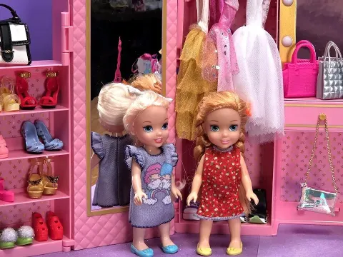 Elsa and Anna Toddlers Go Dress Shopping with Barbie Dolls