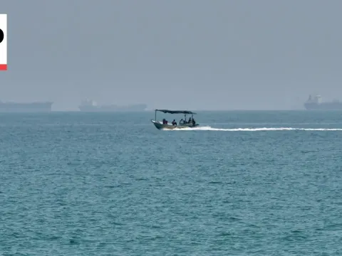 Trump Threatens to Destroy Iranian Boats Mining Strait of Hormuz