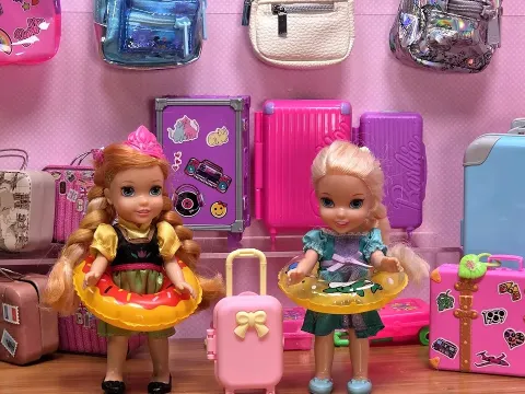 Elsa and Anna Go Shopping for Luggage and Summer Vacation Essentials