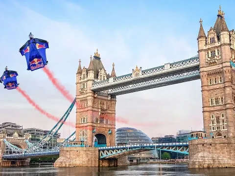 Pilot Flies Through Tower Bridge in London for the First Time