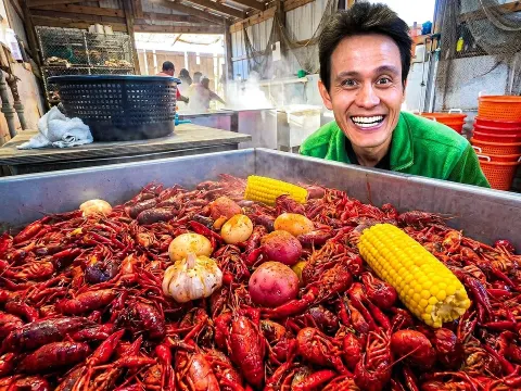 Inside a New Orleans Crawfish Boil at the City's Top Seafood Market