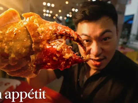 Singapore Chili Crab Experience at a Legendary Seafood Restaurant