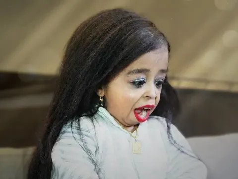 Magician Surprises the World's Shortest Woman with Incredible Tricks