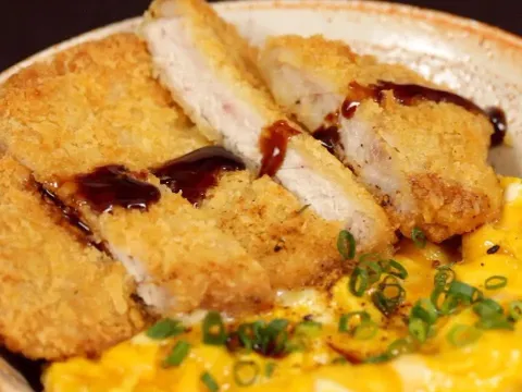 How to Make Crispy Open-Faced Katsudon with a Crunchy Pork Cutlet at Home